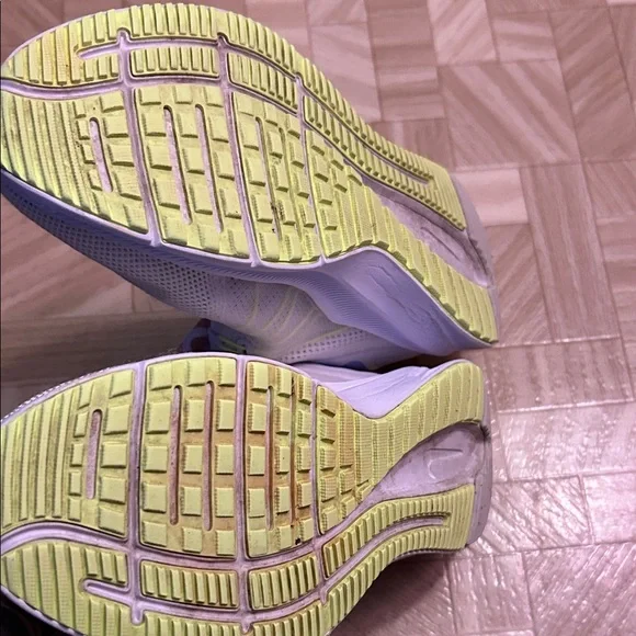 Nike Women's White and Lavender Athletic Shoes - Picture 8 of 8